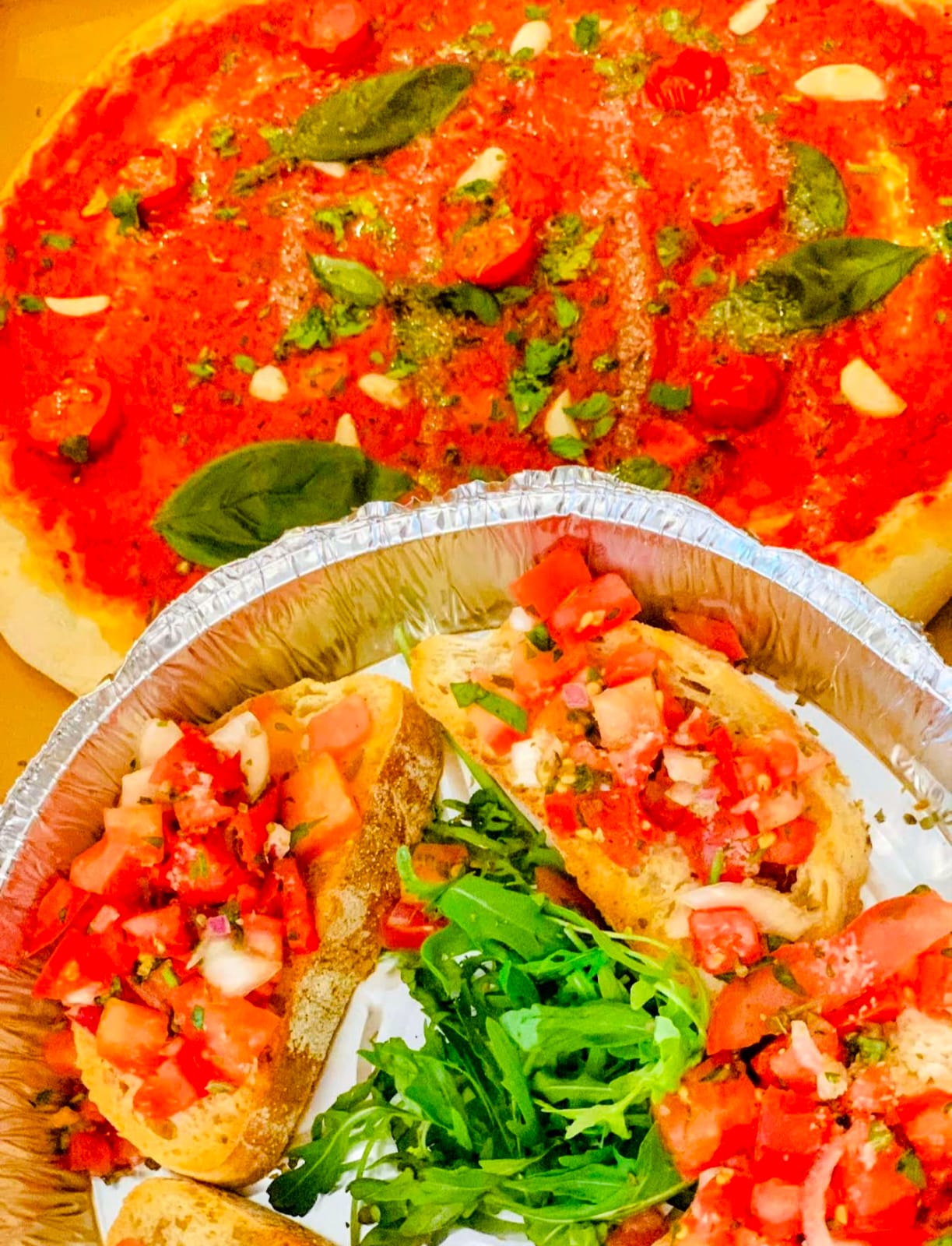 Bruschetta mit Tomatenwürfeln und Basilikum