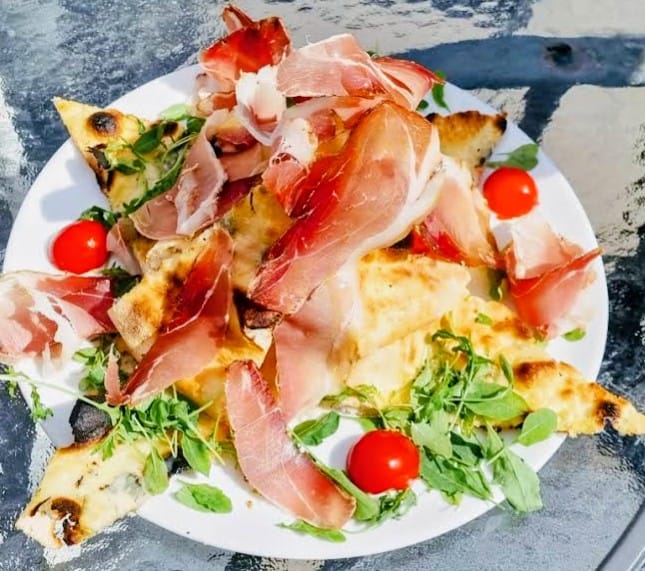 Focaccia mit Speck, Rosmarin und Rucola