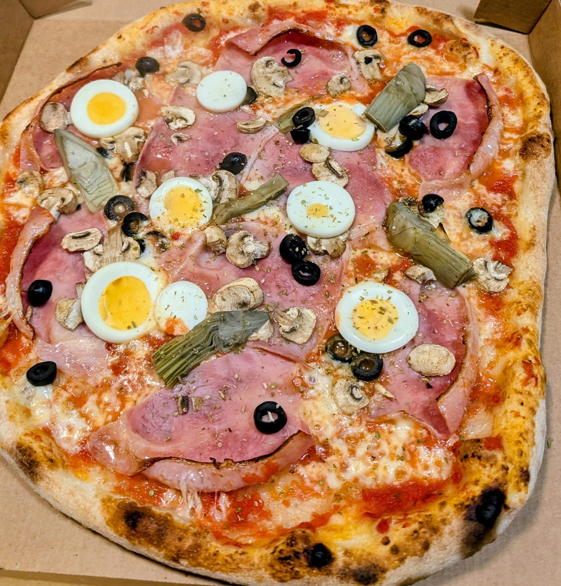 Pizza Capricciosa mit Champignons, Artischocken und Oliven