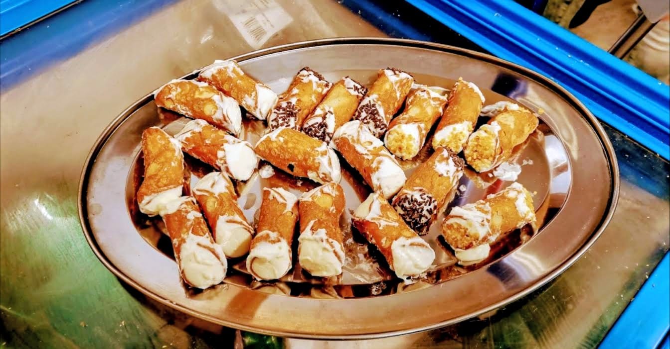 Dessertteller mit Profiteroles und Beeren