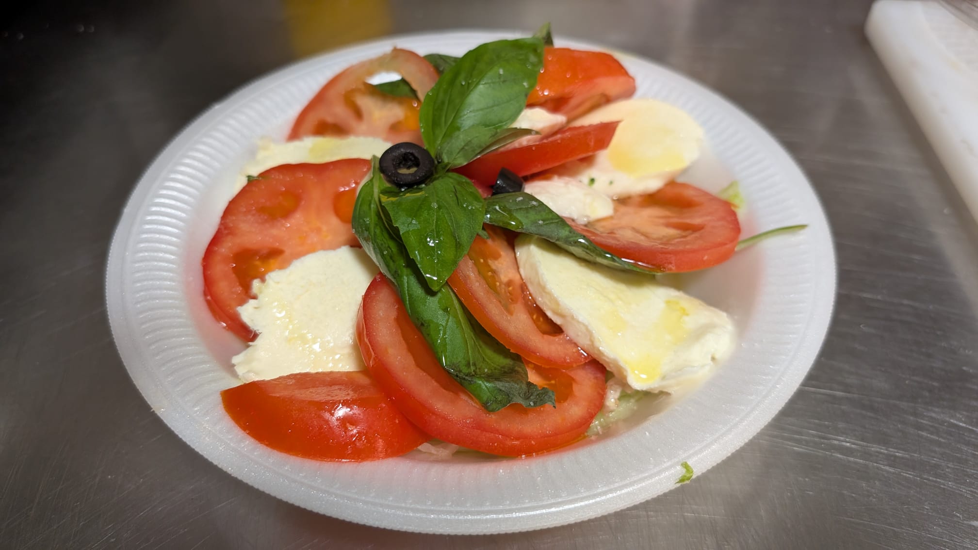 Insalata Caprese mit Büffelmozzarella und Tomaten