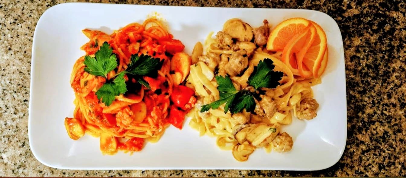 Penne mit Hähnchen, Scampi und frischen Kräutern