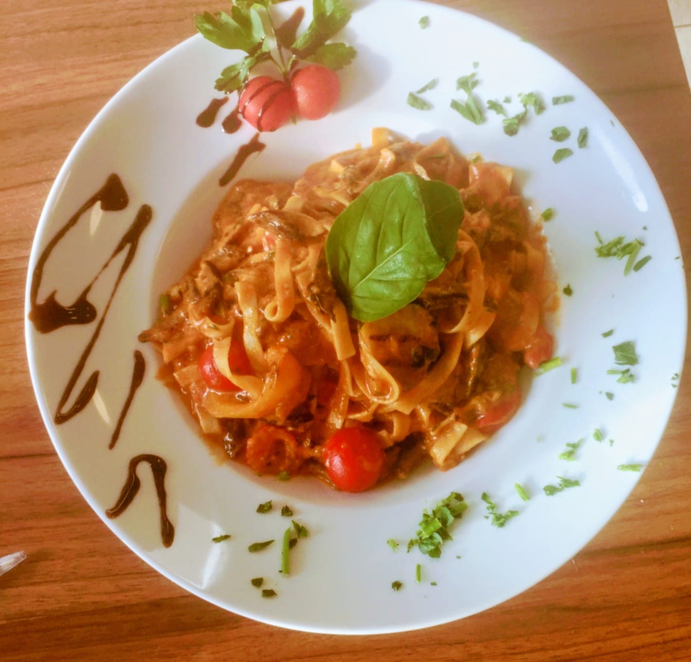 Tagliatelle all'Arrabbiata mit Chili und Kräutern